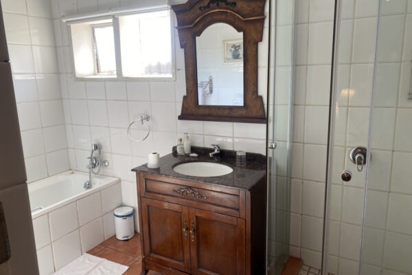 greenvalley lodge - provance bathroom