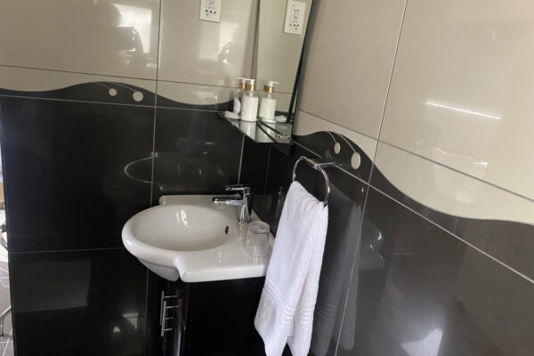 greenvalley lodge - zen bathroom